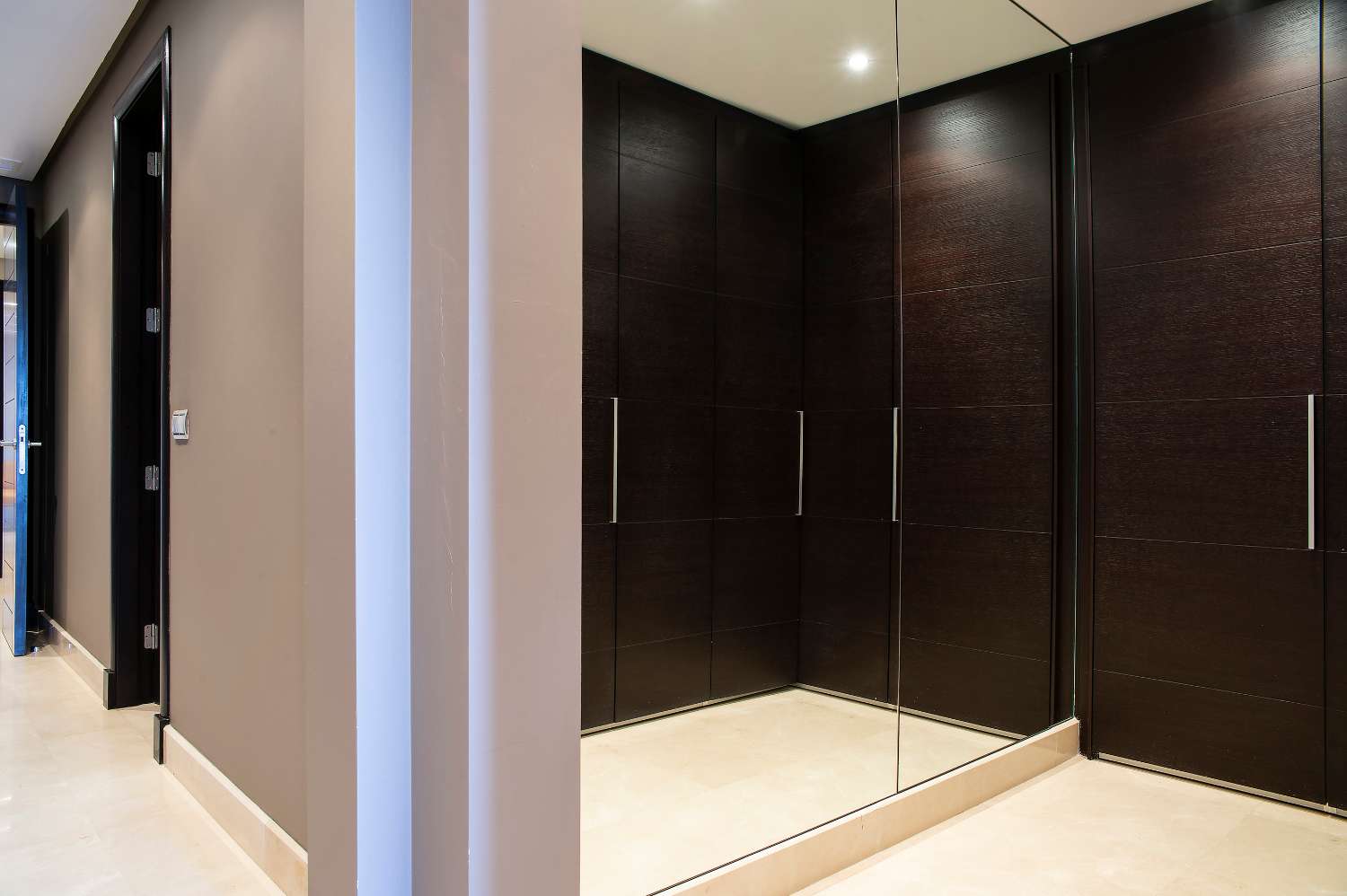 Access to the beach, large apartment of 224 m2 built, 2 garages and 2 storage rooms. Absorbing views!