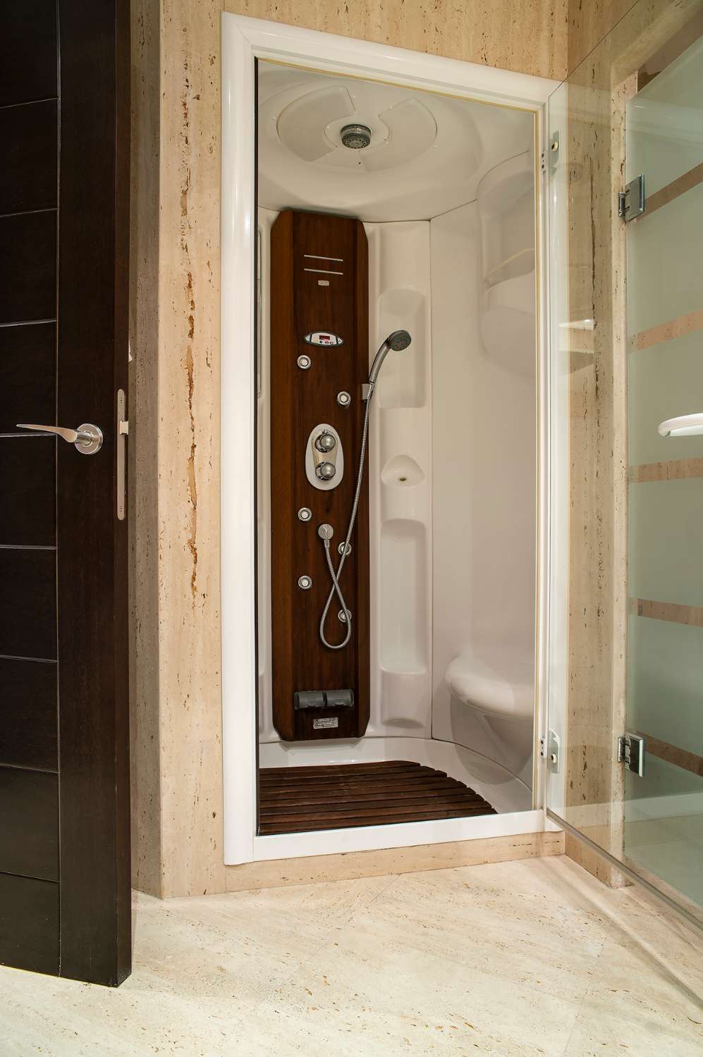 Access to the beach, large apartment of 224 m2 built, 2 garages and 2 storage rooms. Absorbing views!