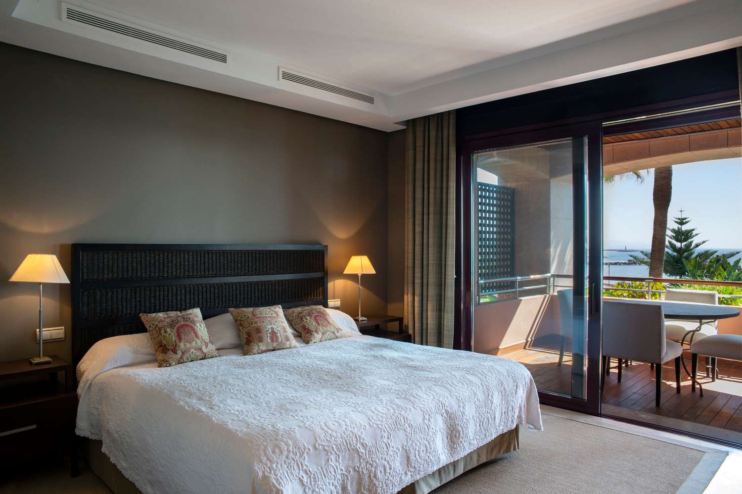 Access to the beach, large apartment of 224 m2 built, 2 garages and 2 storage rooms. Absorbing views!