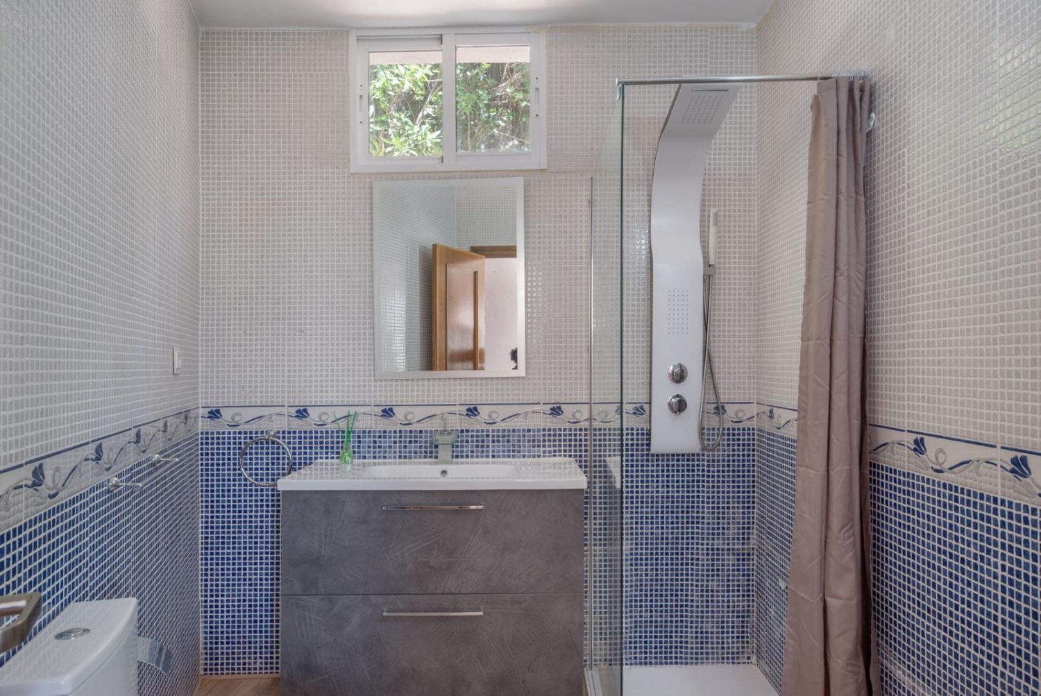 9 double bedrooms - 7 bathrooms - Sleeps up to 20 people - Marbella East