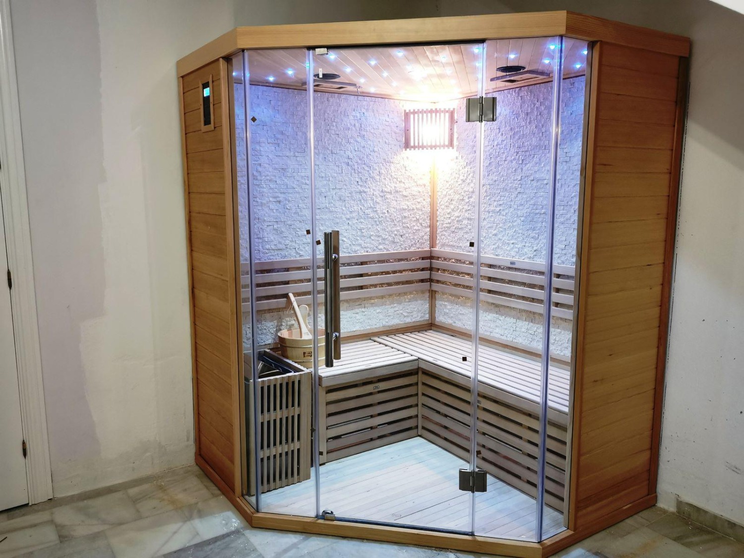 9 double bedrooms - 7 bathrooms - Sleeps up to 20 people - Marbella East