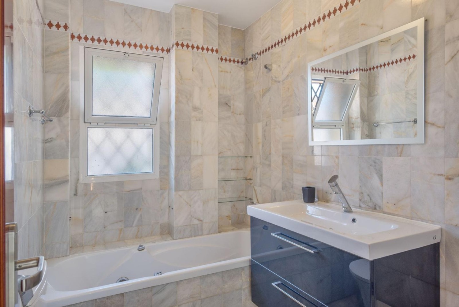 9 dvoulůžkových pokojů - 7 koupelen - Pro 20 osob - Marbella East