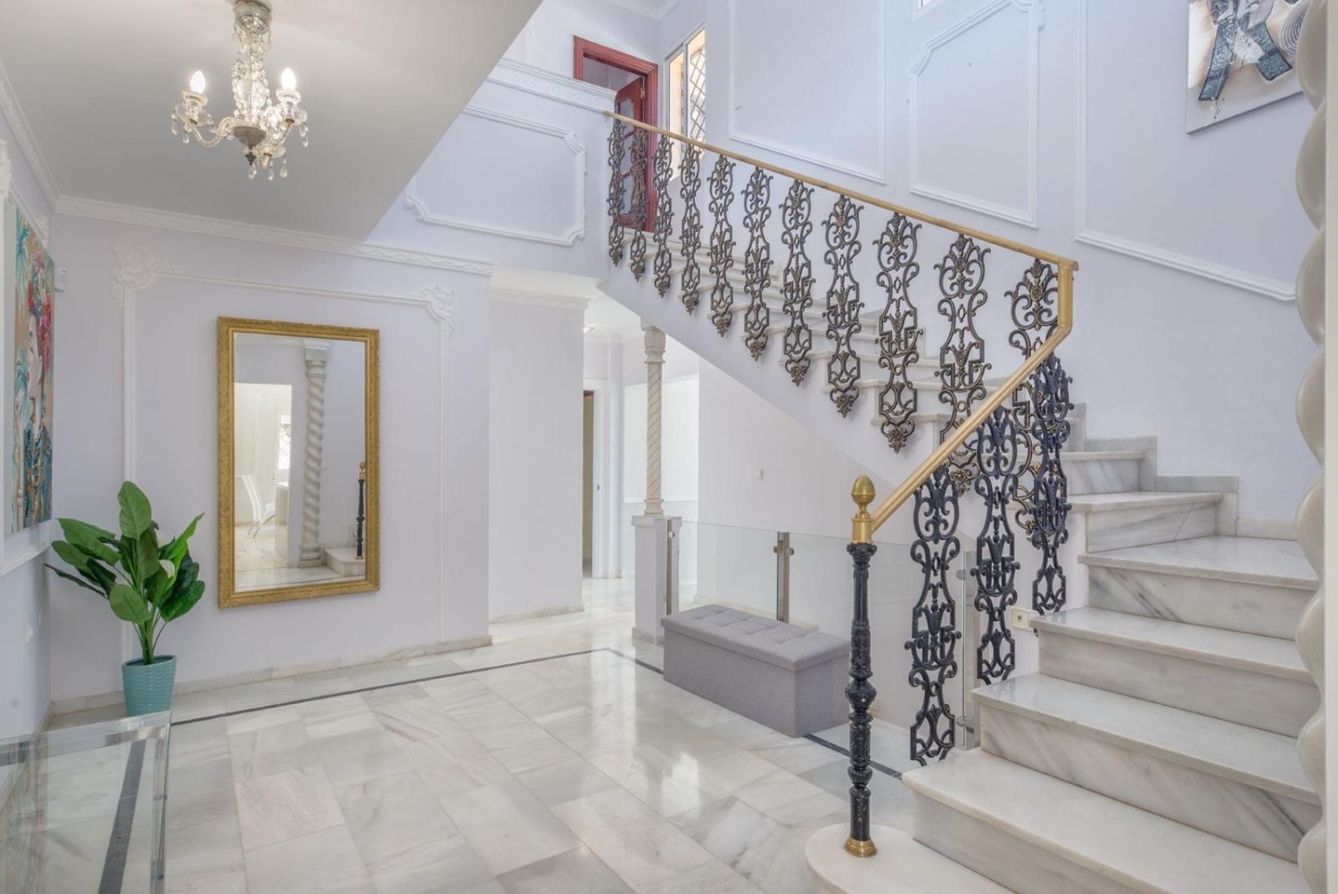 9 double bedrooms - 7 bathrooms - Sleeps up to 20 people - Marbella East