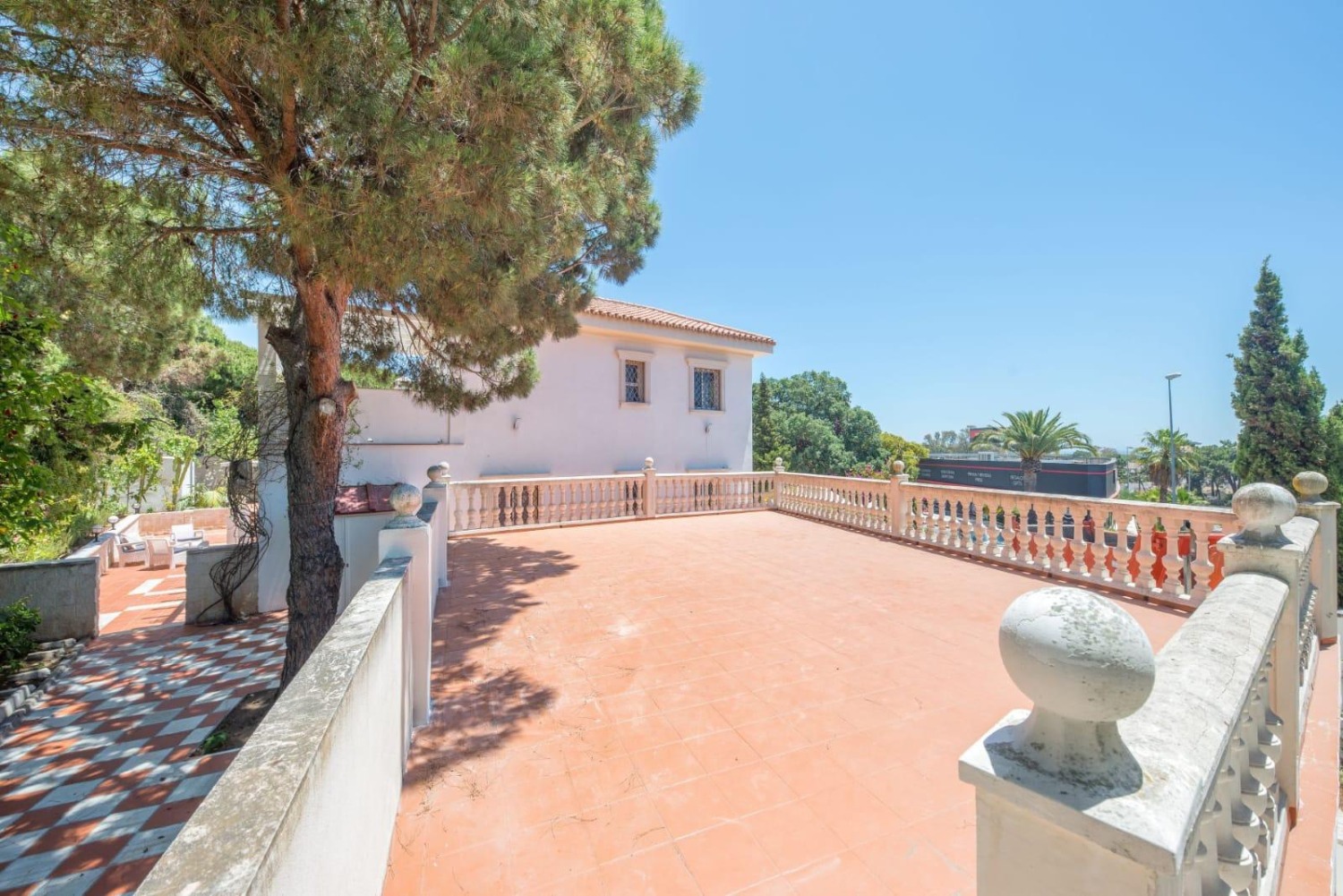 9 double bedrooms - 7 bathrooms - Sleeps up to 20 people - Marbella East