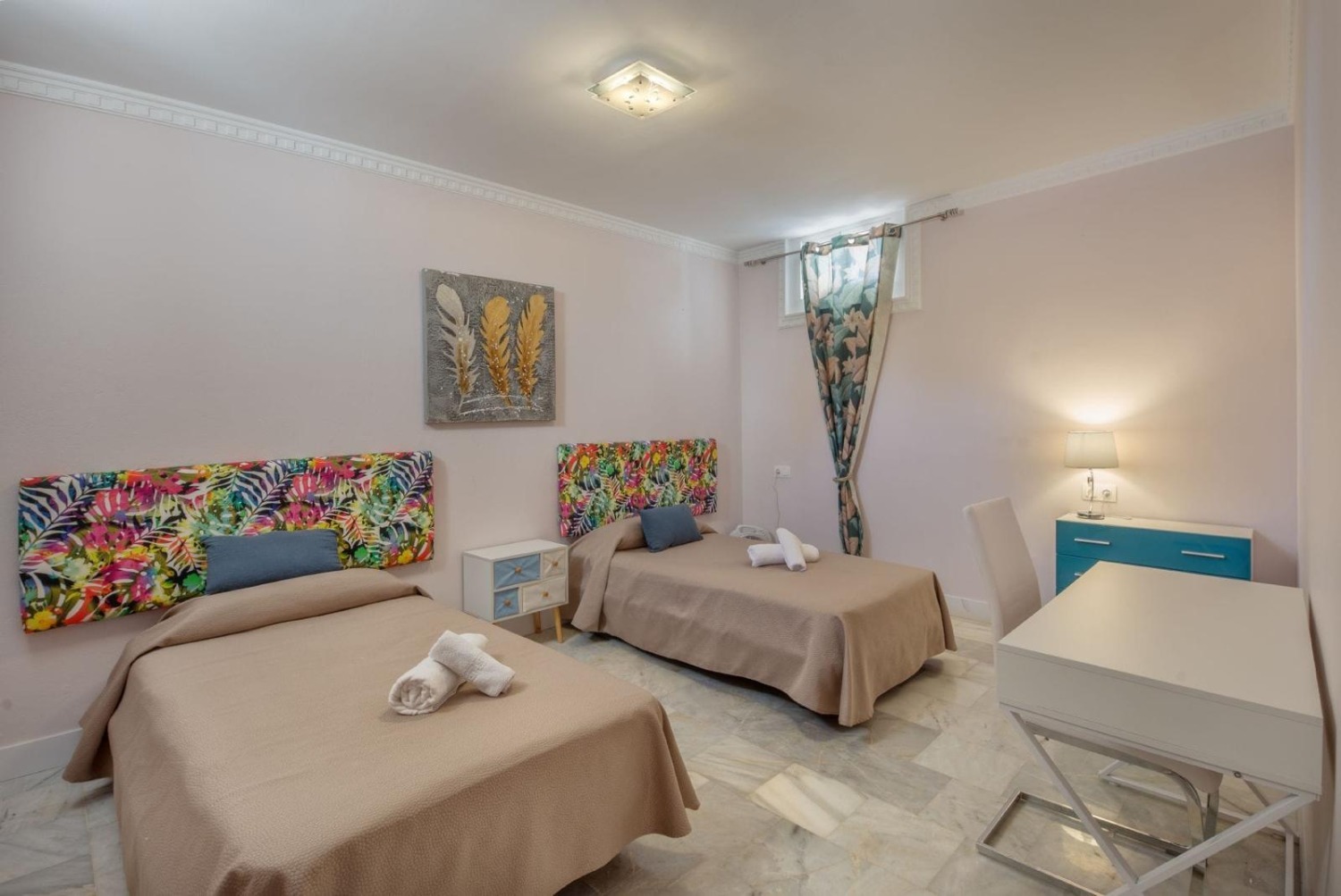 9 chambres doubles - 7 salles de bains - Peut accueillir jusqu’à 20 personnes - Marbella East