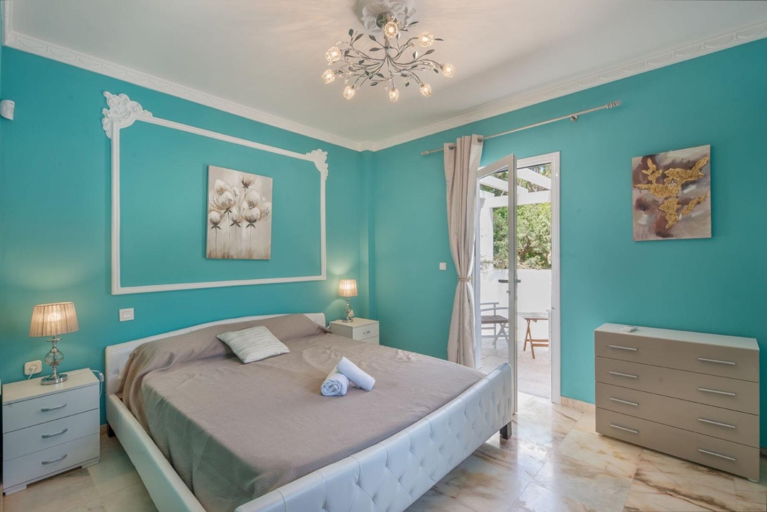 9 chambres doubles - 7 salles de bains - Peut accueillir jusqu’à 20 personnes - Marbella East