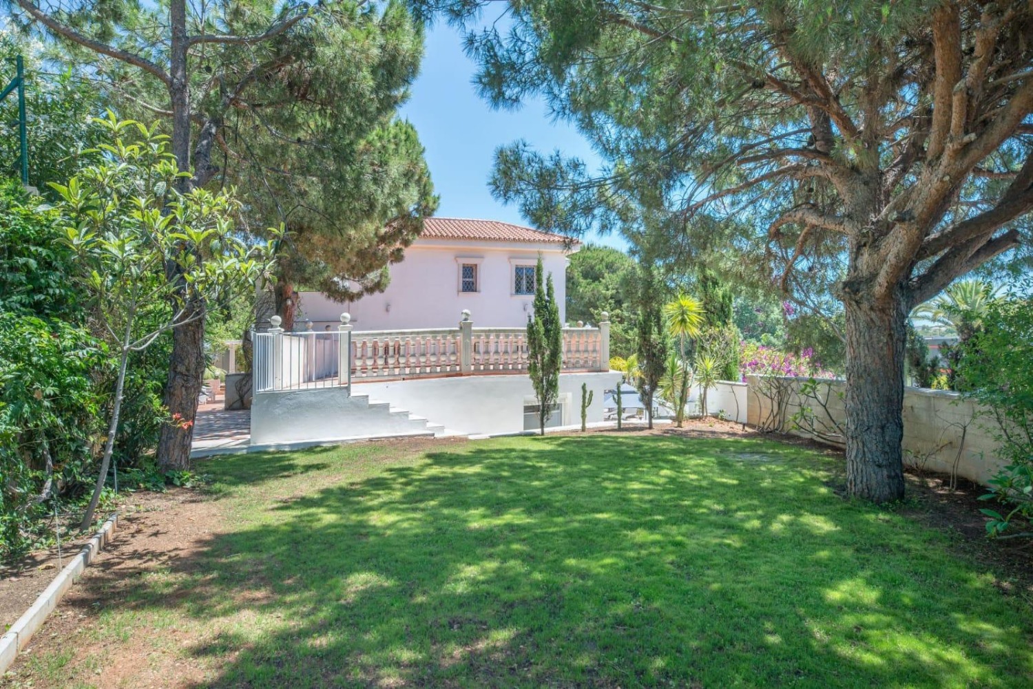 9 double bedrooms - 7 bathrooms - Sleeps up to 20 people - Marbella East