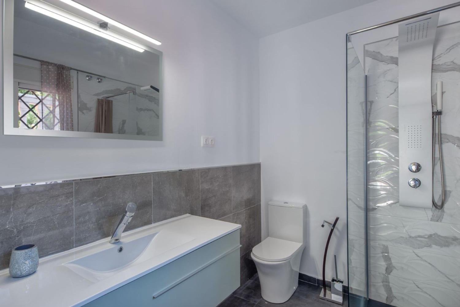 9 double bedrooms - 7 bathrooms - Sleeps up to 20 people - Marbella East