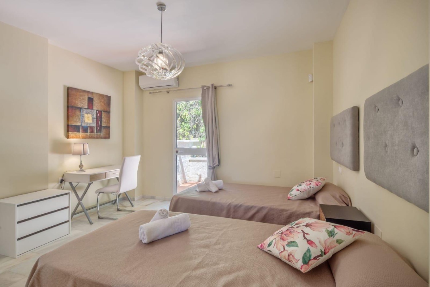 9 soveværelser med dobbeltsengværelser - 7 badeværelser - Sovekabiner op til 20 personer - Marbella Øst