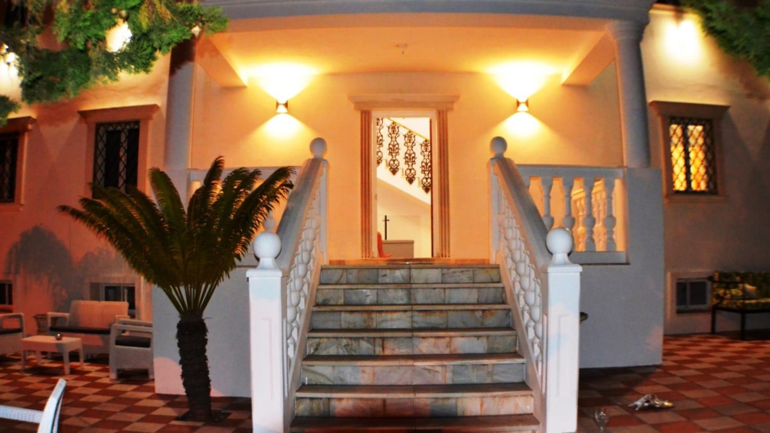 9 double bedrooms - 7 bathrooms - Sleeps up to 20 people - Marbella East