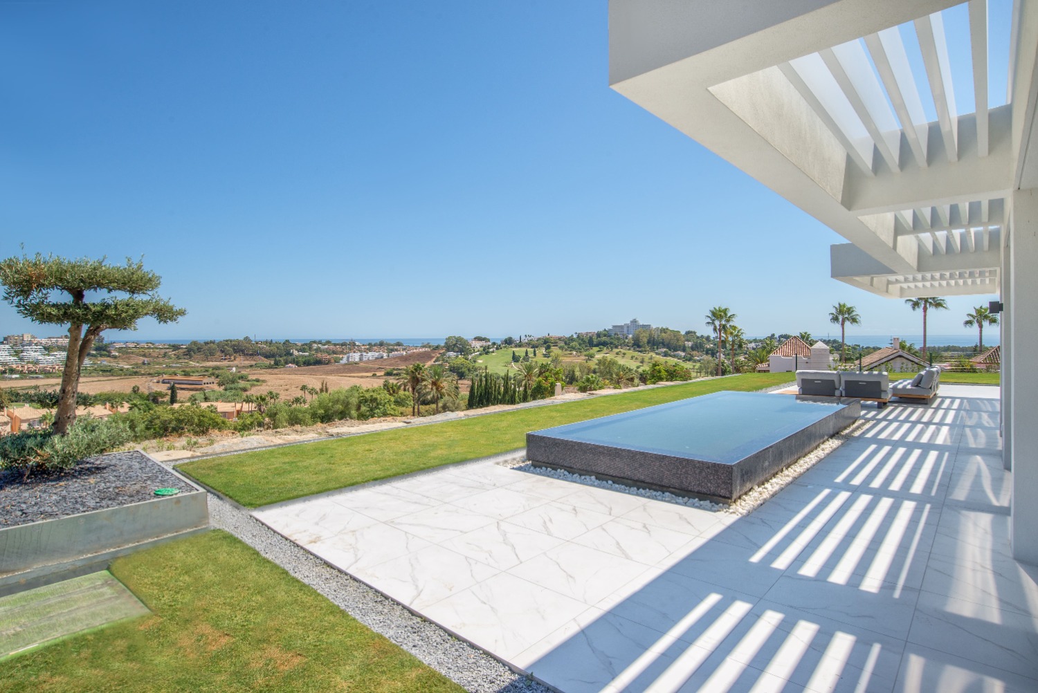 Independent access, Private pool and garden, 4 parking. Absolutely wonderful Penthouse. Benahavis.