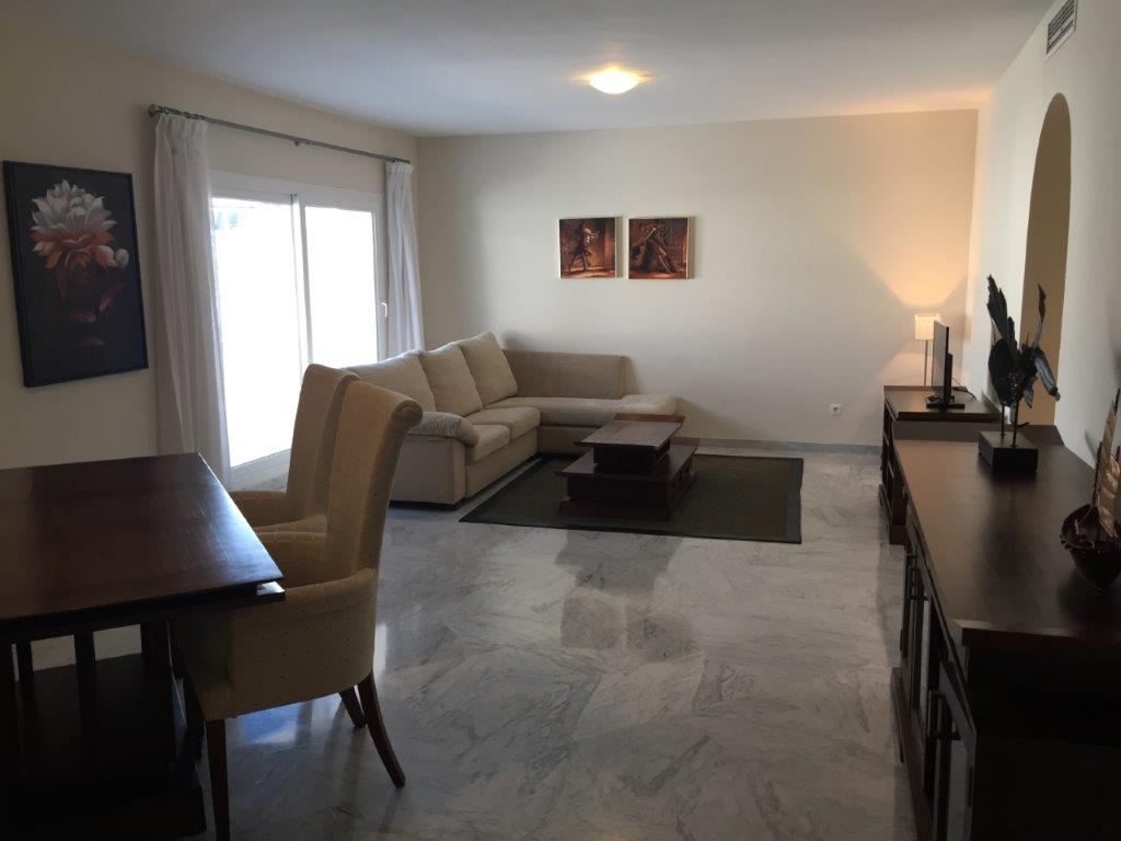 Puerto Banus. Quarto piano. A pochi passi dalla spiaggia in affitto. 3 camere da letto e 3 bagni.