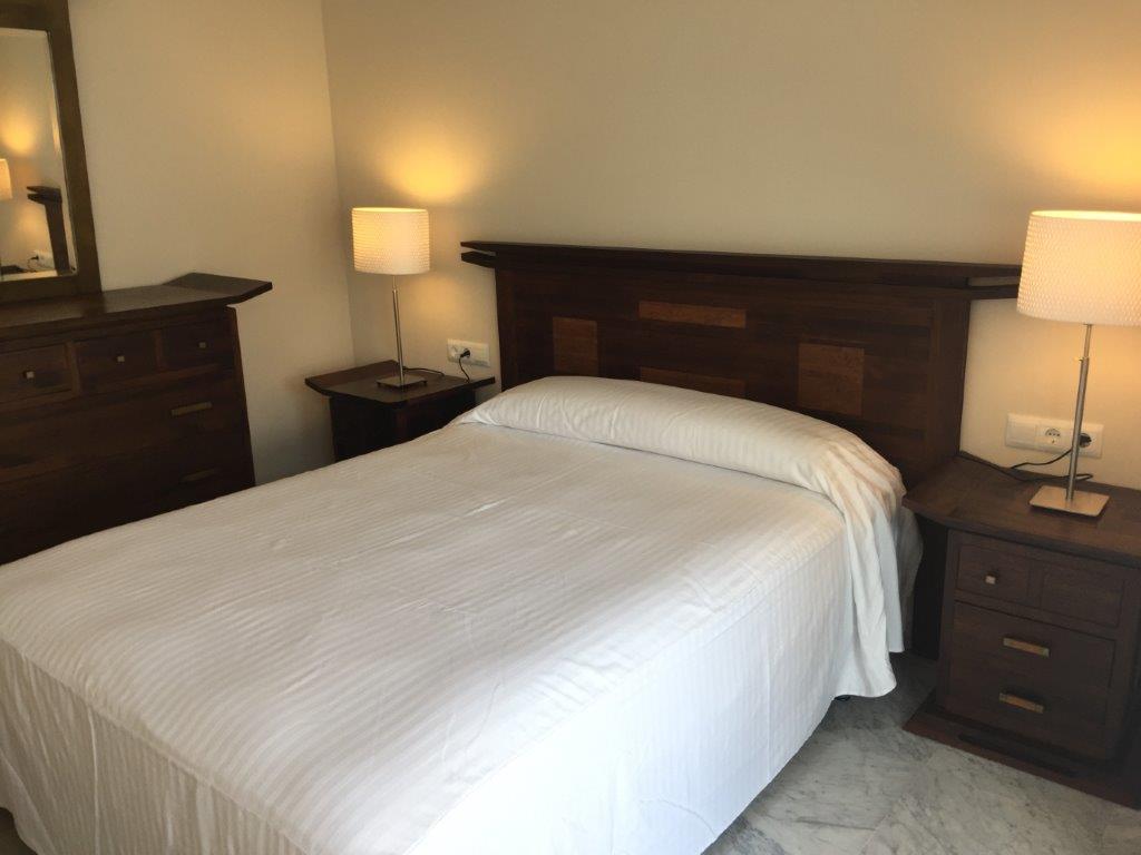 Puerto Banus. Quarto piano. A pochi passi dalla spiaggia in affitto. 3 camere da letto e 3 bagni.