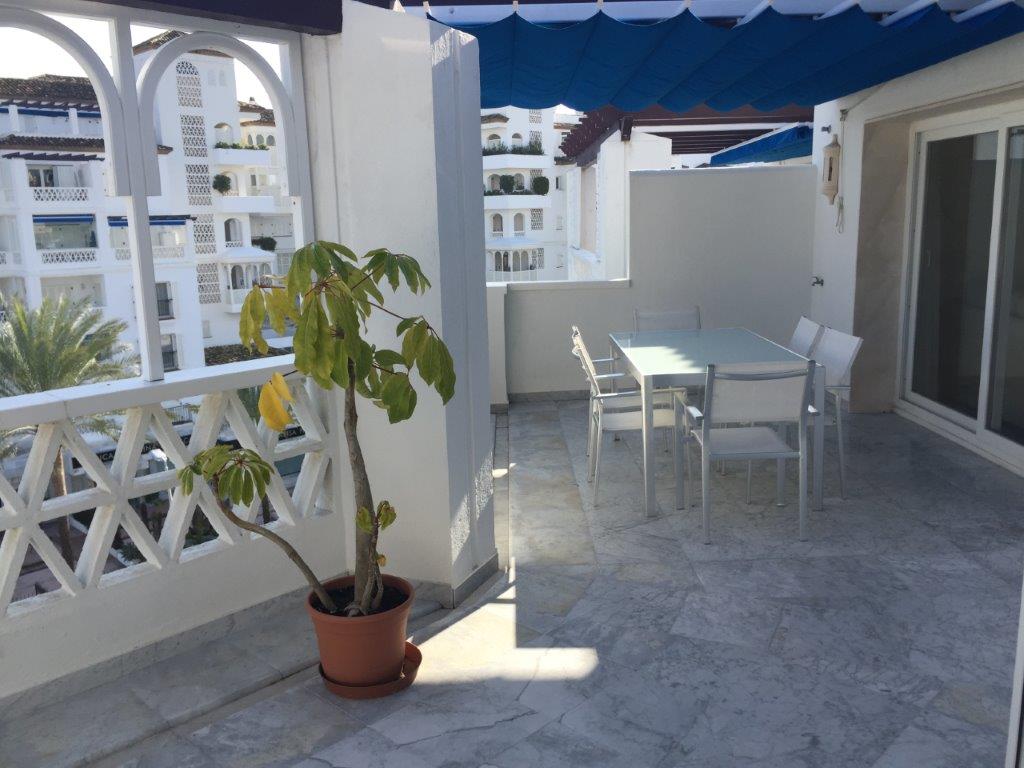 Puerto Banus. Quarto piano. A pochi passi dalla spiaggia in affitto. 3 camere da letto e 3 bagni.