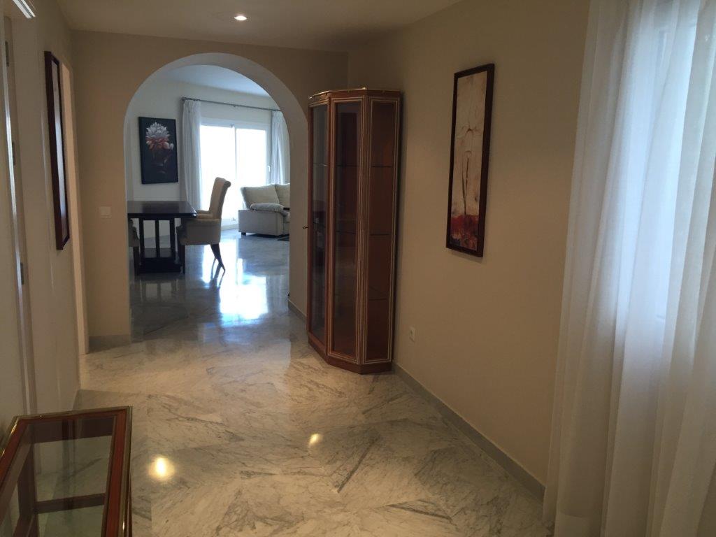 Puerto Banus. Quarto piano. A pochi passi dalla spiaggia in affitto. 3 camere da letto e 3 bagni.