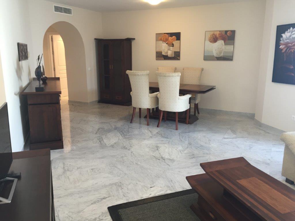 Puerto Banus. Quarto piano. A pochi passi dalla spiaggia in affitto. 3 camere da letto e 3 bagni.