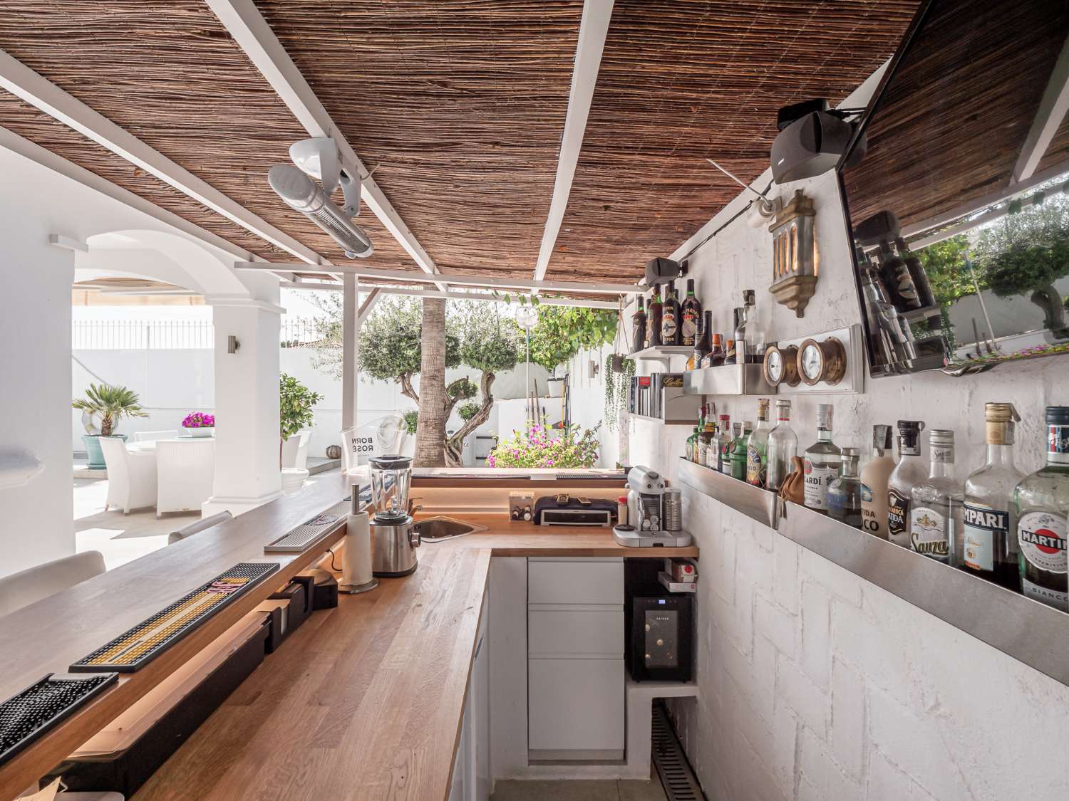 Tadelloses Design und Komfort durch! Holen Sie sich Ihren Kaffee und genießen Sie den warmen andalusischen Wohnstil!