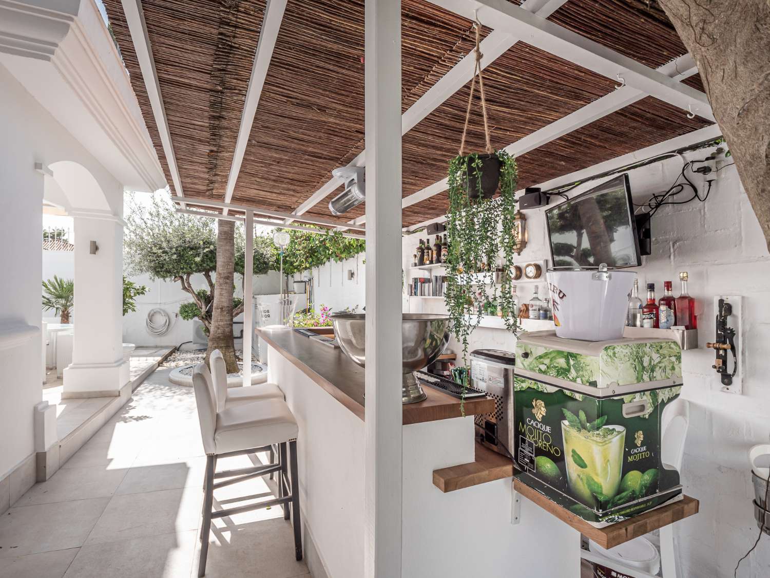 Design impeccabile e comfort attraverso! Prendi il tuo caffè e goditi il caldo stile casalingo dell'Andalusia!