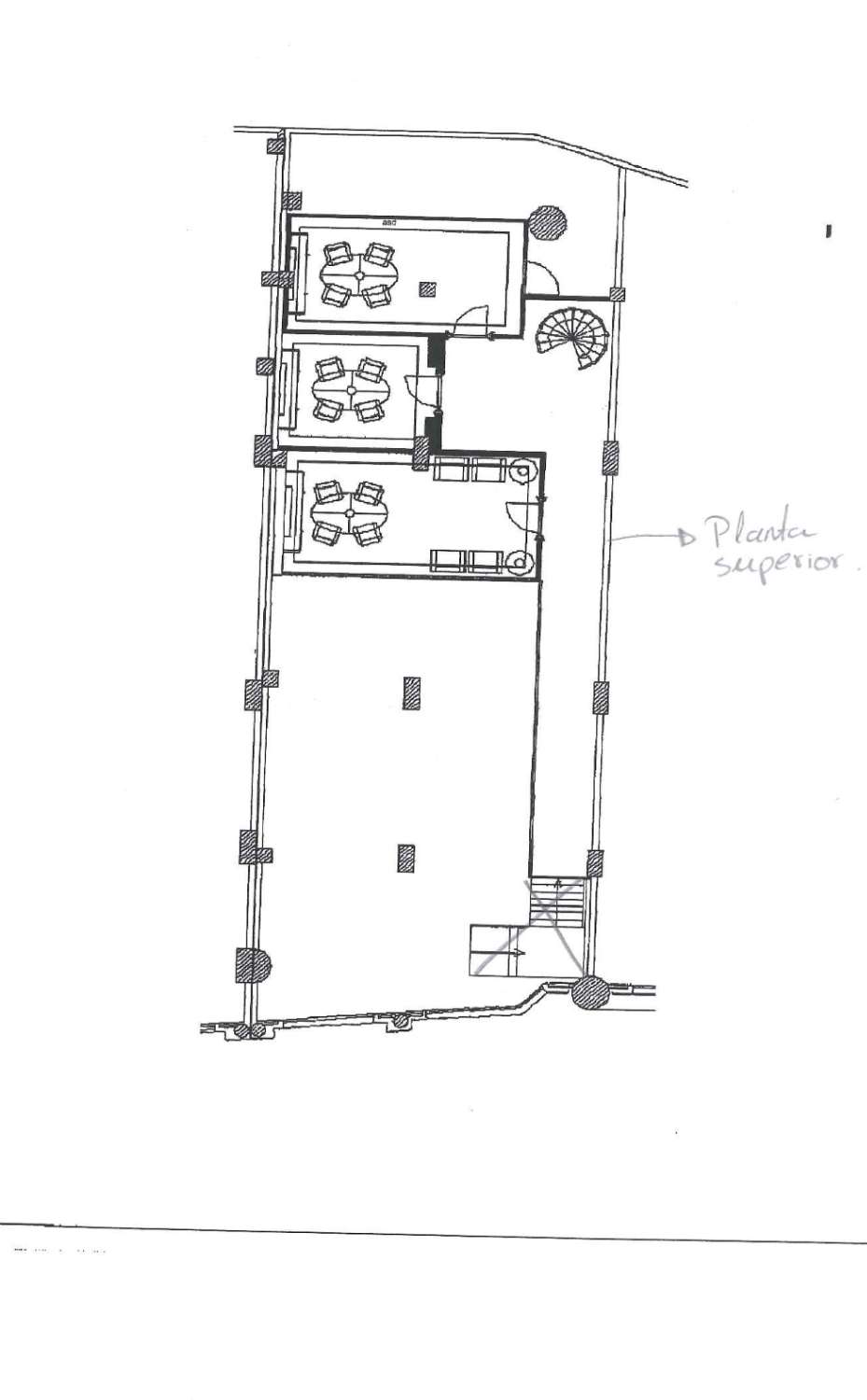 No commission. Total of 322 sq m. Privileged location, near the beach on a very busy street. Puerto Banus.