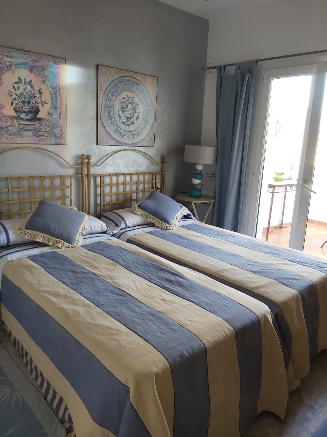 Holidays on the beachfront, Puerto Banus. They are 3 bedrooms and enjoys security 24 hrs.