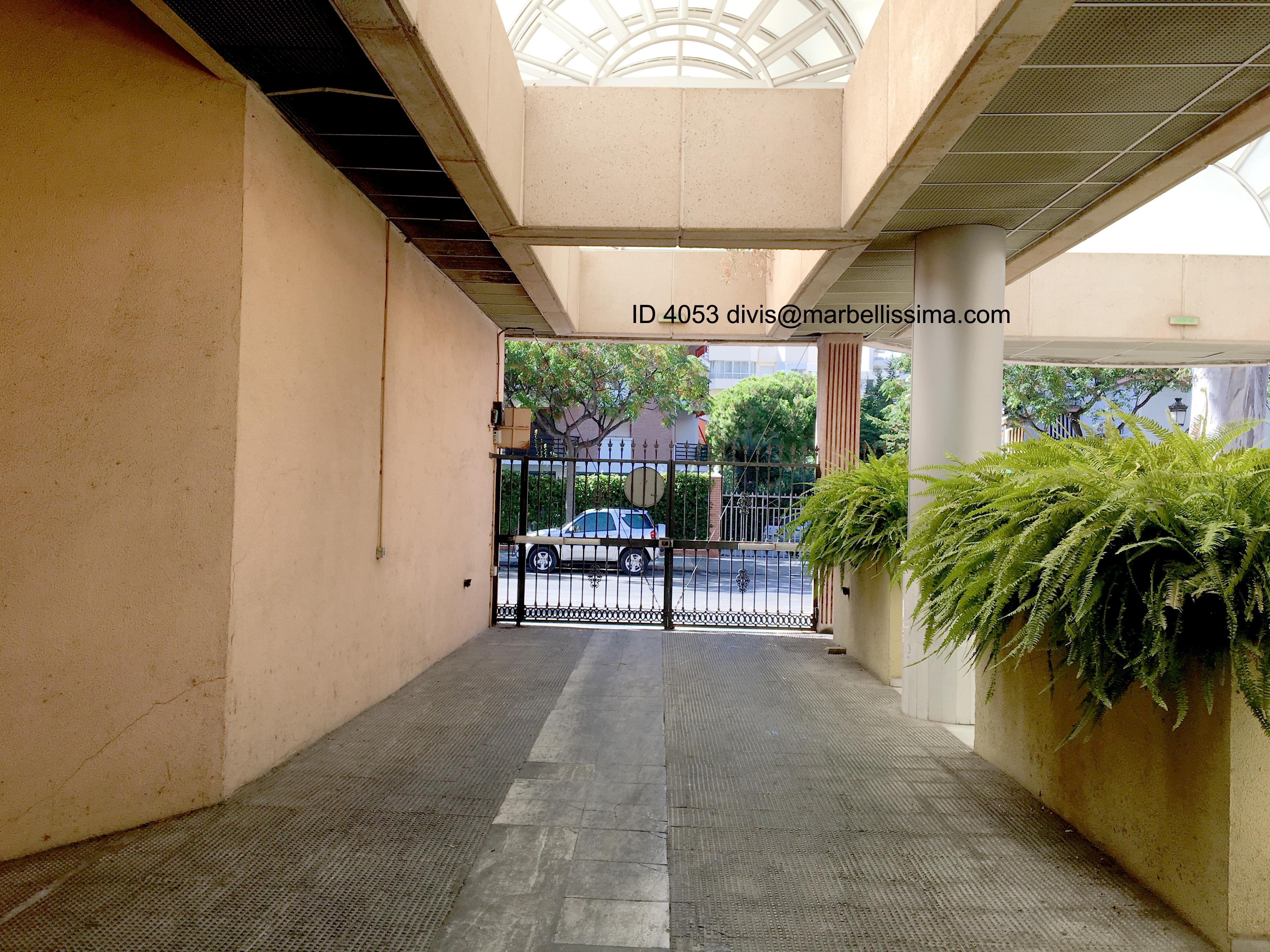 Se alquila. Garaje en Marbella, Málaga.