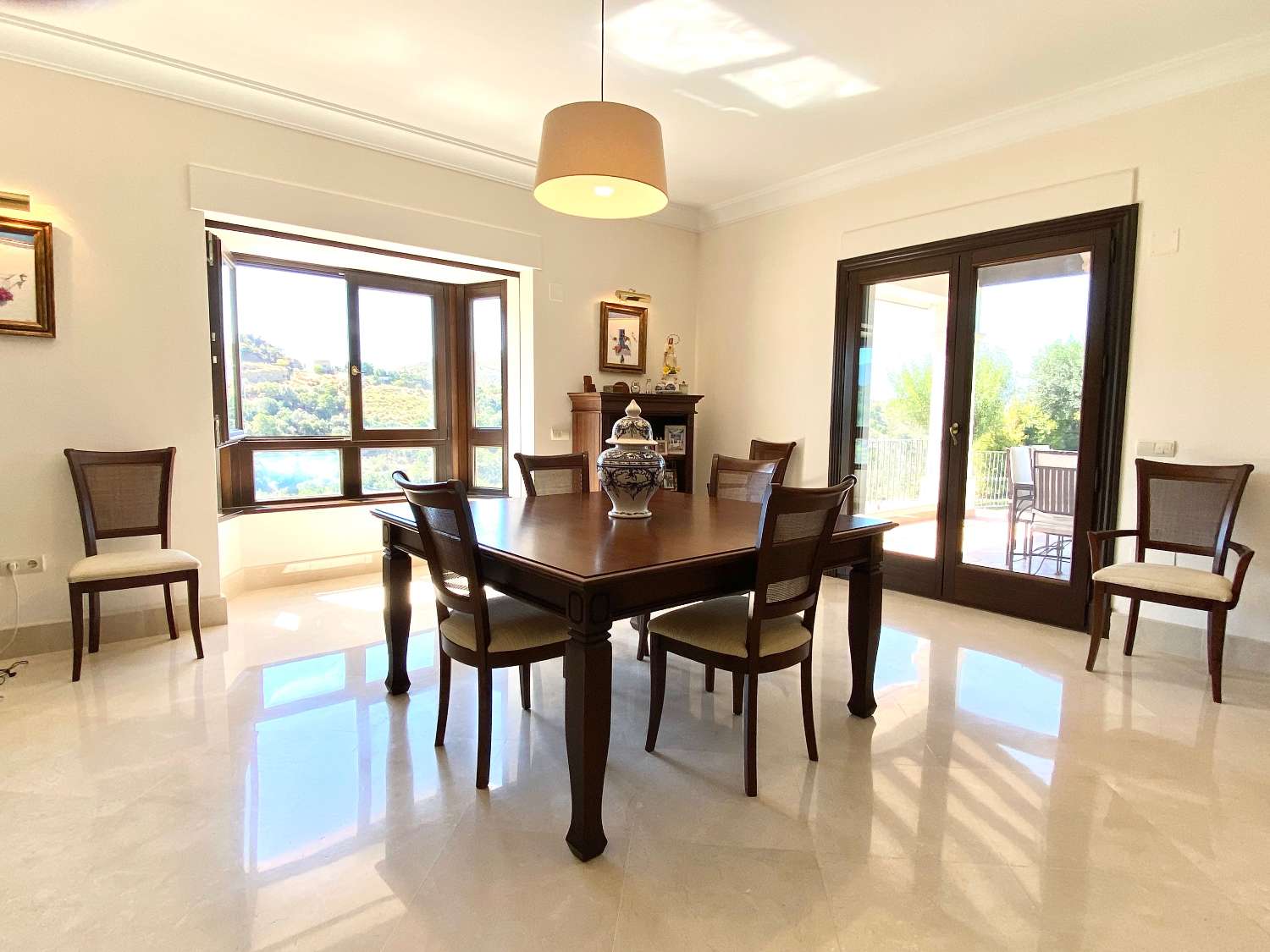 Ideal Home for Golfers, on a large plot of 3,240 sq m, with 24 hour security. Benahavis.