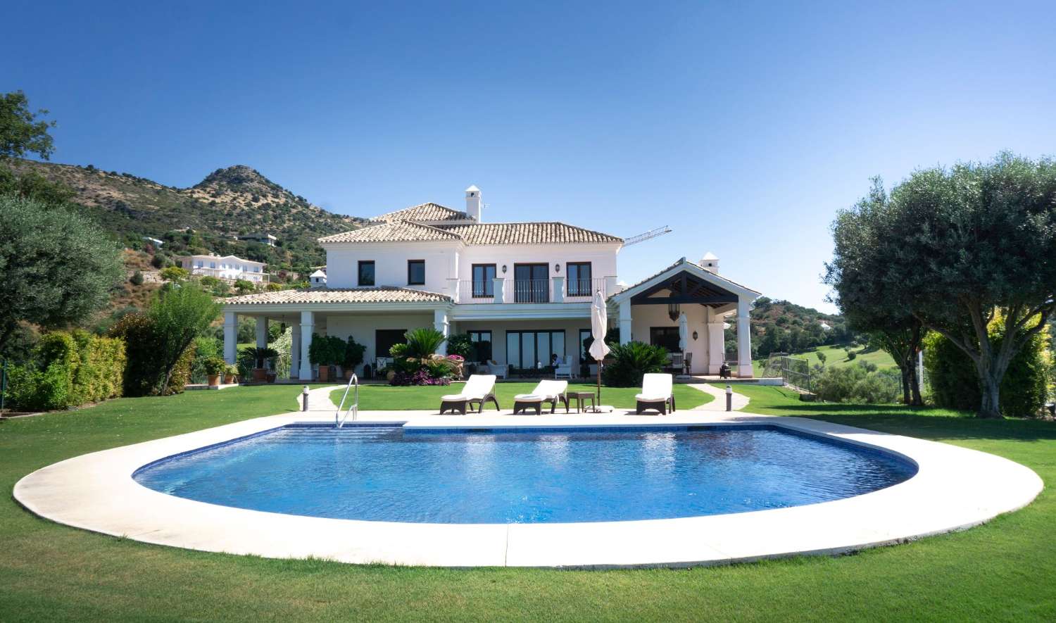 Ideal Home for Golfers, on a large plot of 3,240 sq m, with 24 hour security. Benahavis.
