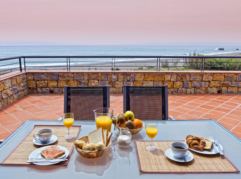 Spectacular first line sea views with private access to the beach! The two-bedroom apartment starts at 287.200 €