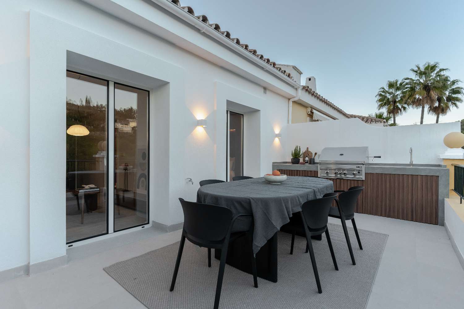 Un ambiente perfetto per crogiolarsi al sole, godersi una brezza rinfrescante o persino cenare sotto le stelle!