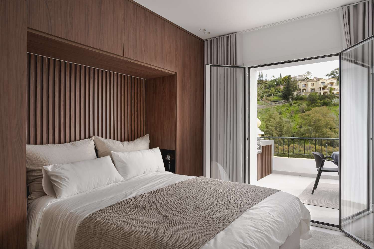 Un ambiente perfetto per crogiolarsi al sole, godersi una brezza rinfrescante o persino cenare sotto le stelle!