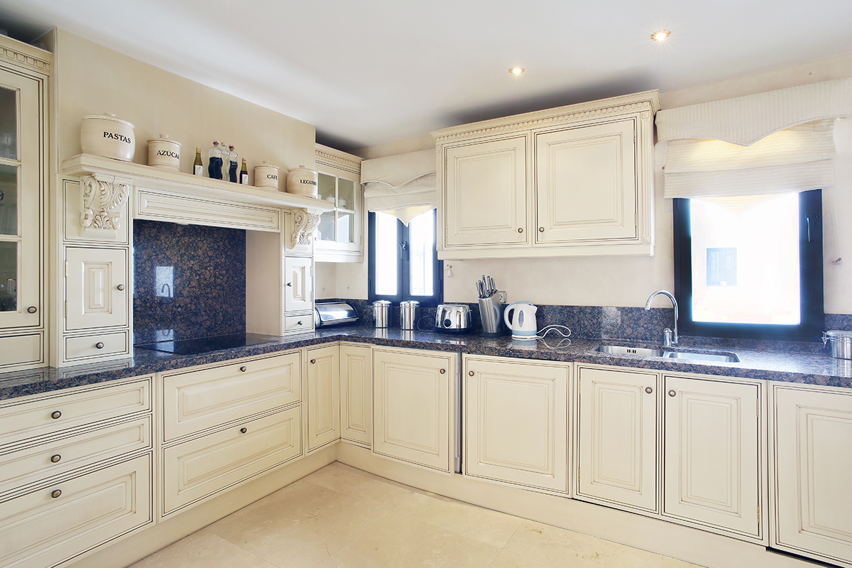 For rent. Apartment with sea views. Puerto Banus. Marbella.