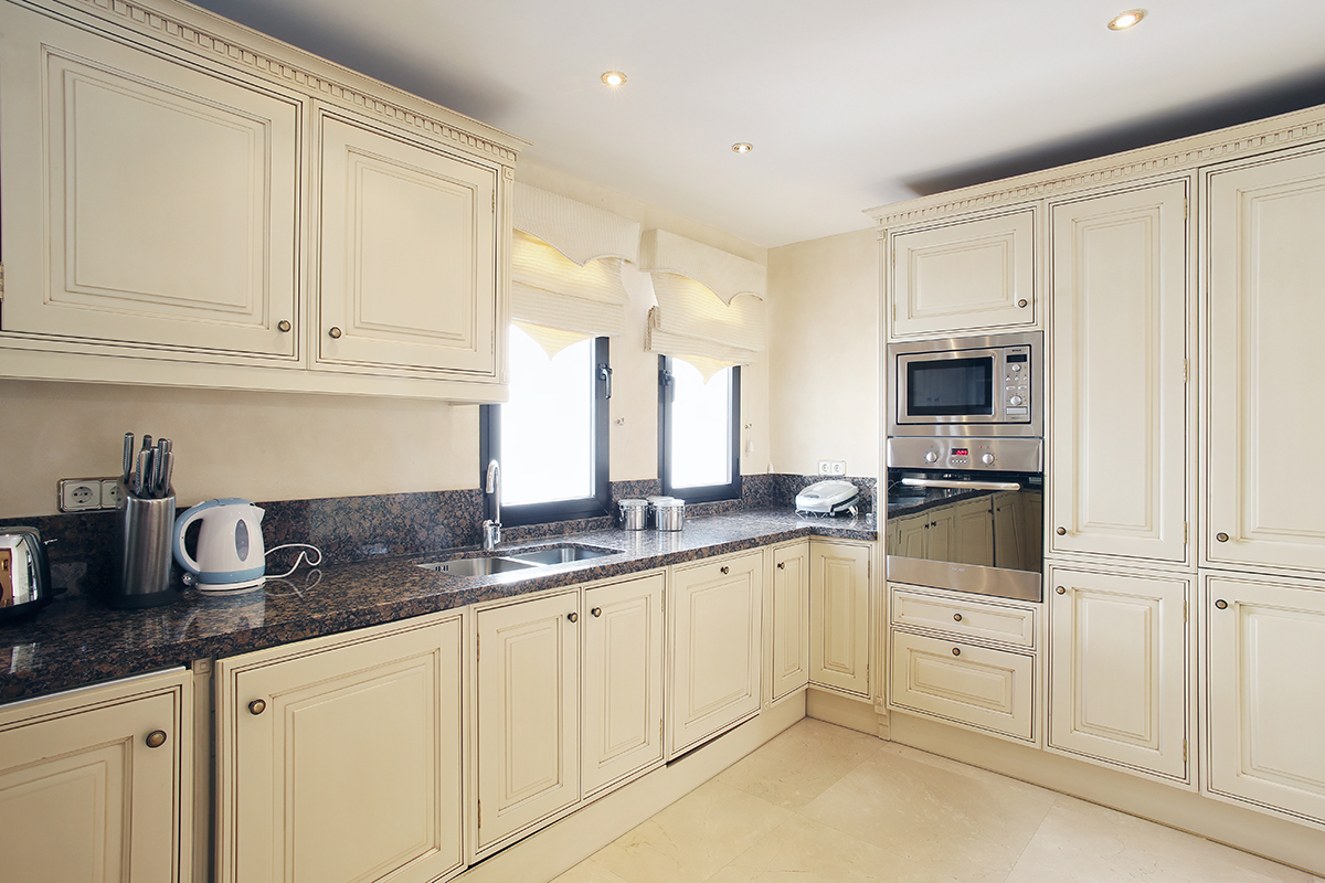 For rent. Apartment with sea views. Puerto Banus. Marbella.