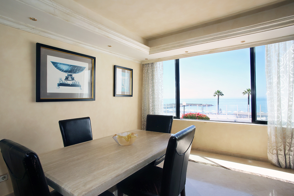 Te huur. Appartement met uitzicht op zee. Puerto Banus. Marbella.