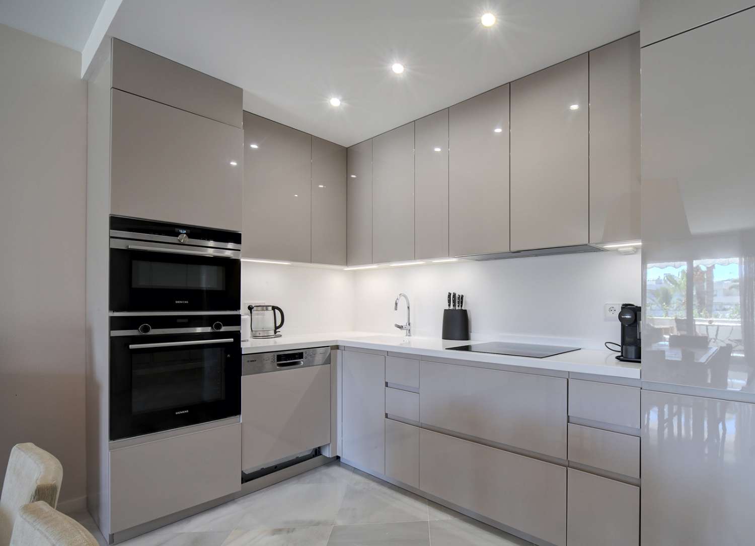 For rent apartment in Los Granados, Puerto Banus. First line beach complex, Marbella.