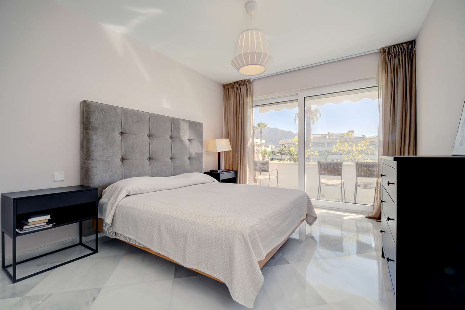 For rent apartment in Los Granados, Puerto Banus. First line beach complex, Marbella.