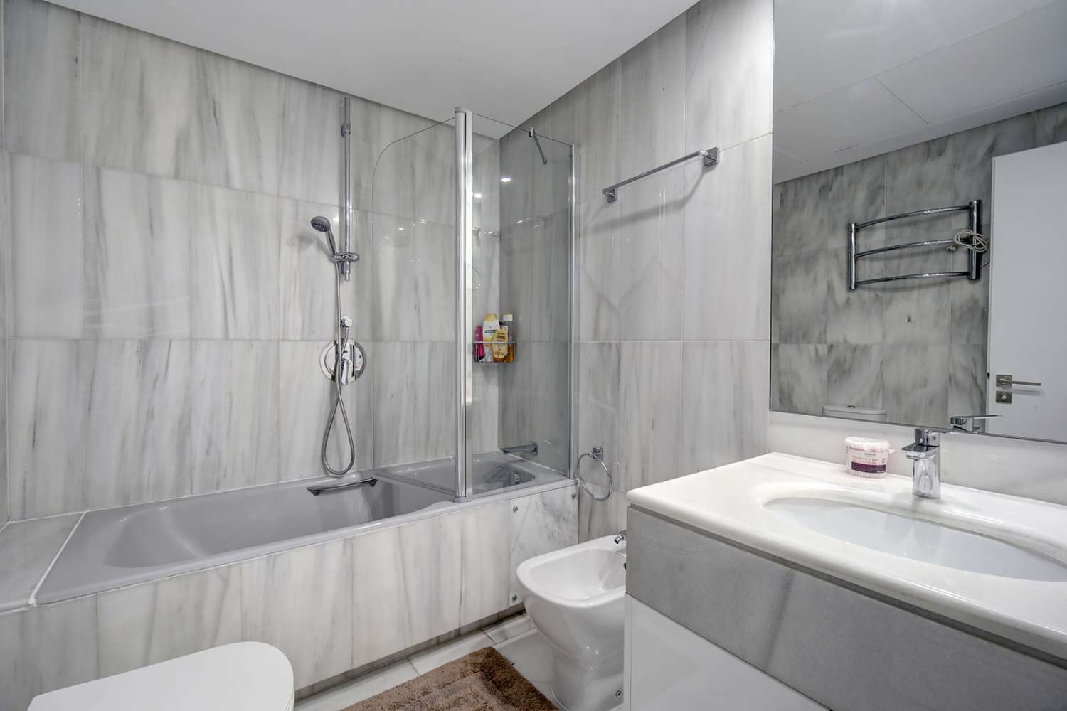 For rent apartment in Los Granados, Puerto Banus. First line beach complex, Marbella.