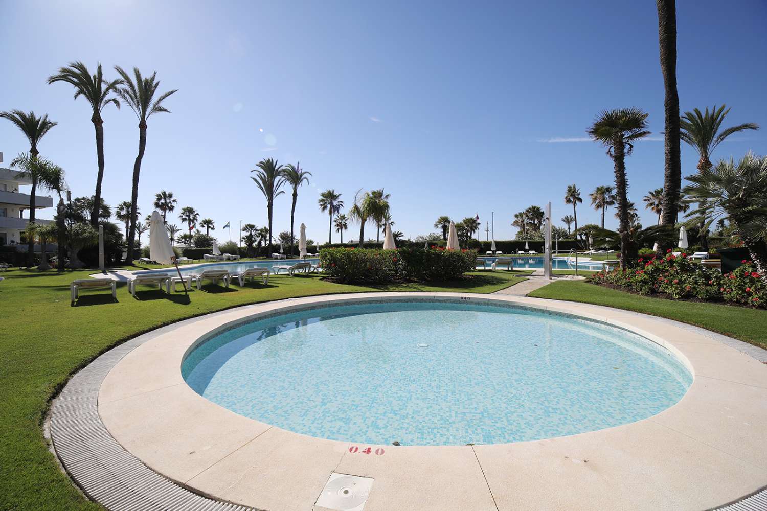 For rent apartment in Los Granados, Puerto Banus. First line beach complex, Marbella.