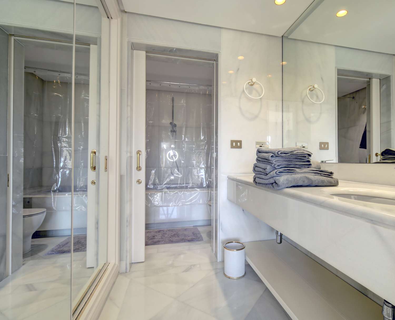 For rent apartment in Los Granados, Puerto Banus. First line beach complex, Marbella.