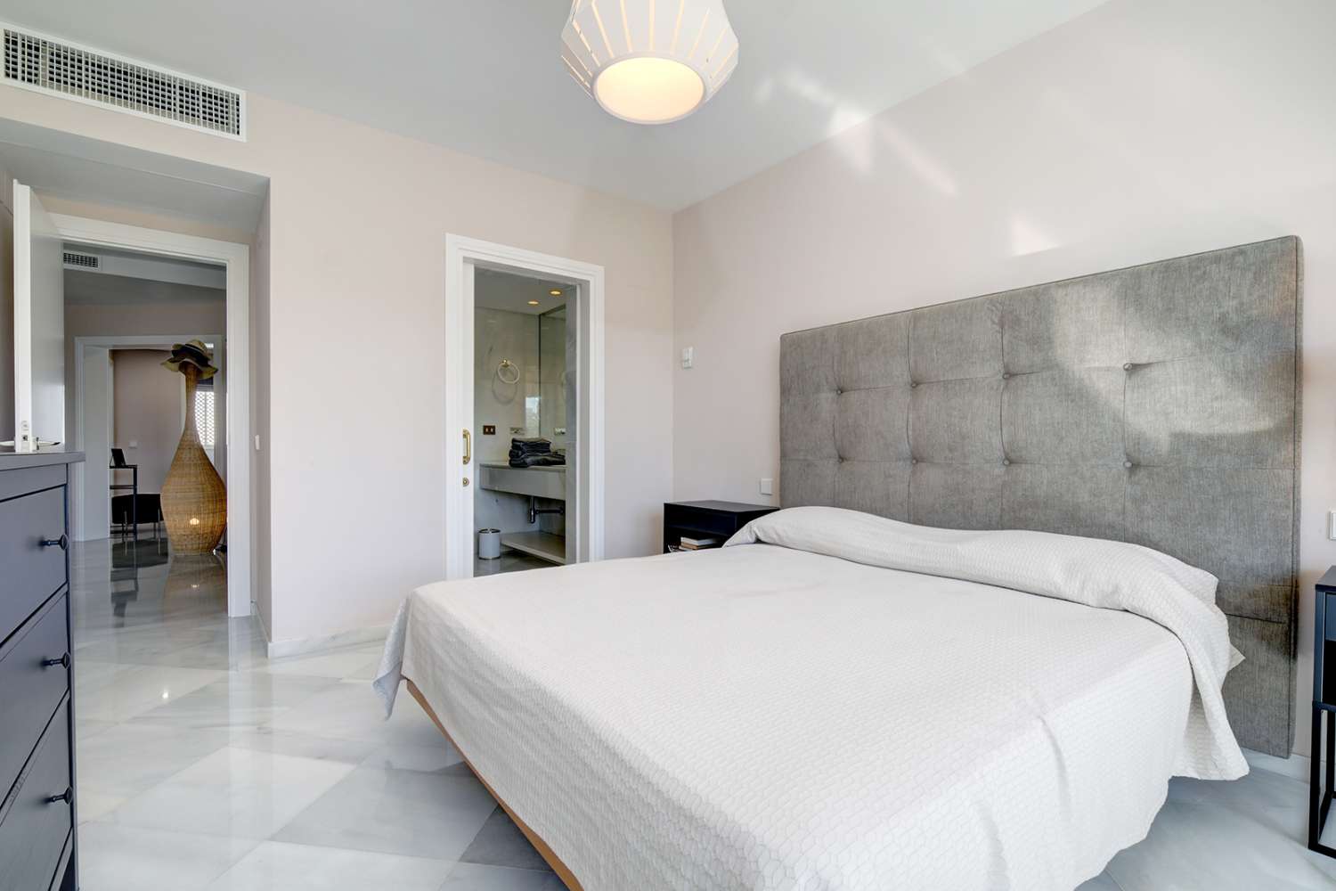 For rent apartment in Los Granados, Puerto Banus. First line beach complex, Marbella.