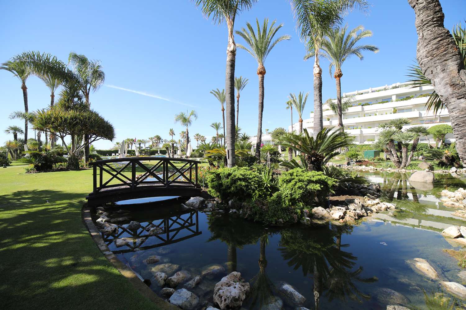 For rent apartment in Los Granados, Puerto Banus. First line beach complex, Marbella.