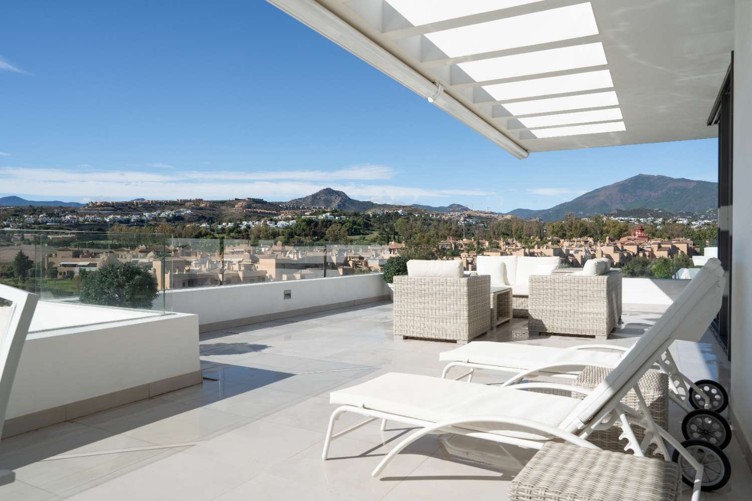 Myytävänä. Moderni kattohuoneisto sijaitsee Cataleyassa, Atalajassa, Esteponassa.