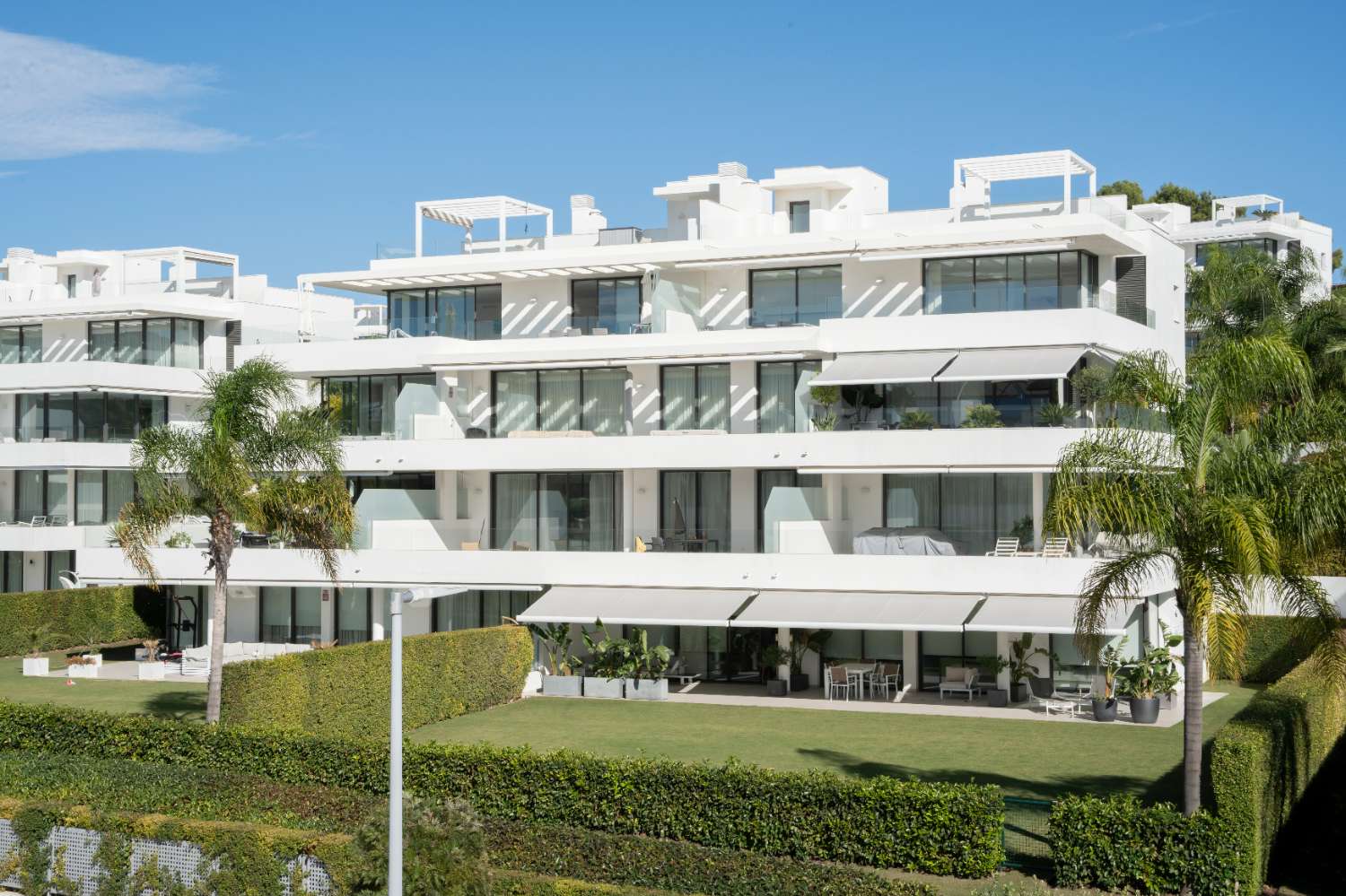 Myytävänä. Moderni kattohuoneisto sijaitsee Cataleyassa, Atalajassa, Esteponassa.