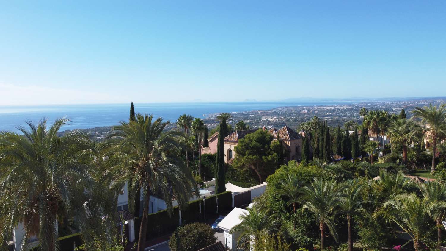 Til salg, 6 soveværelser villa i Sierra Blanca, Marbella.  Grund 2.090 m².