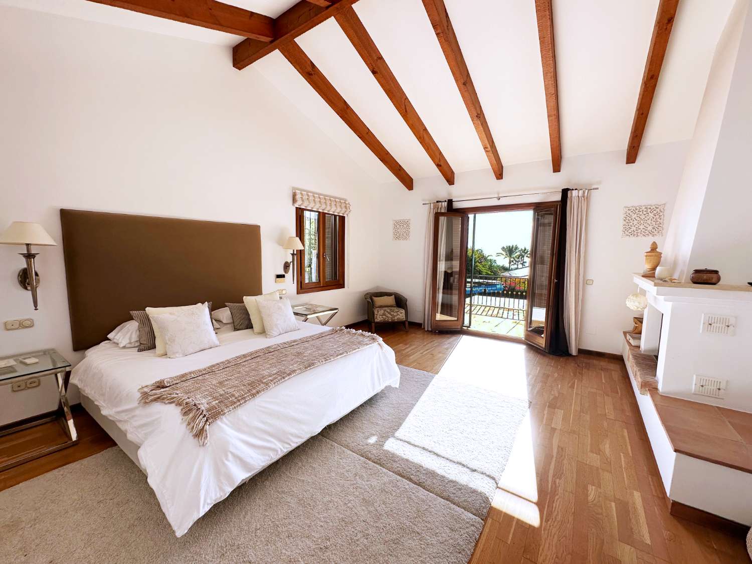 For sale, 6 bedrooms villa in Sierra Blanca, Marbella.  Plot 2,090 m².