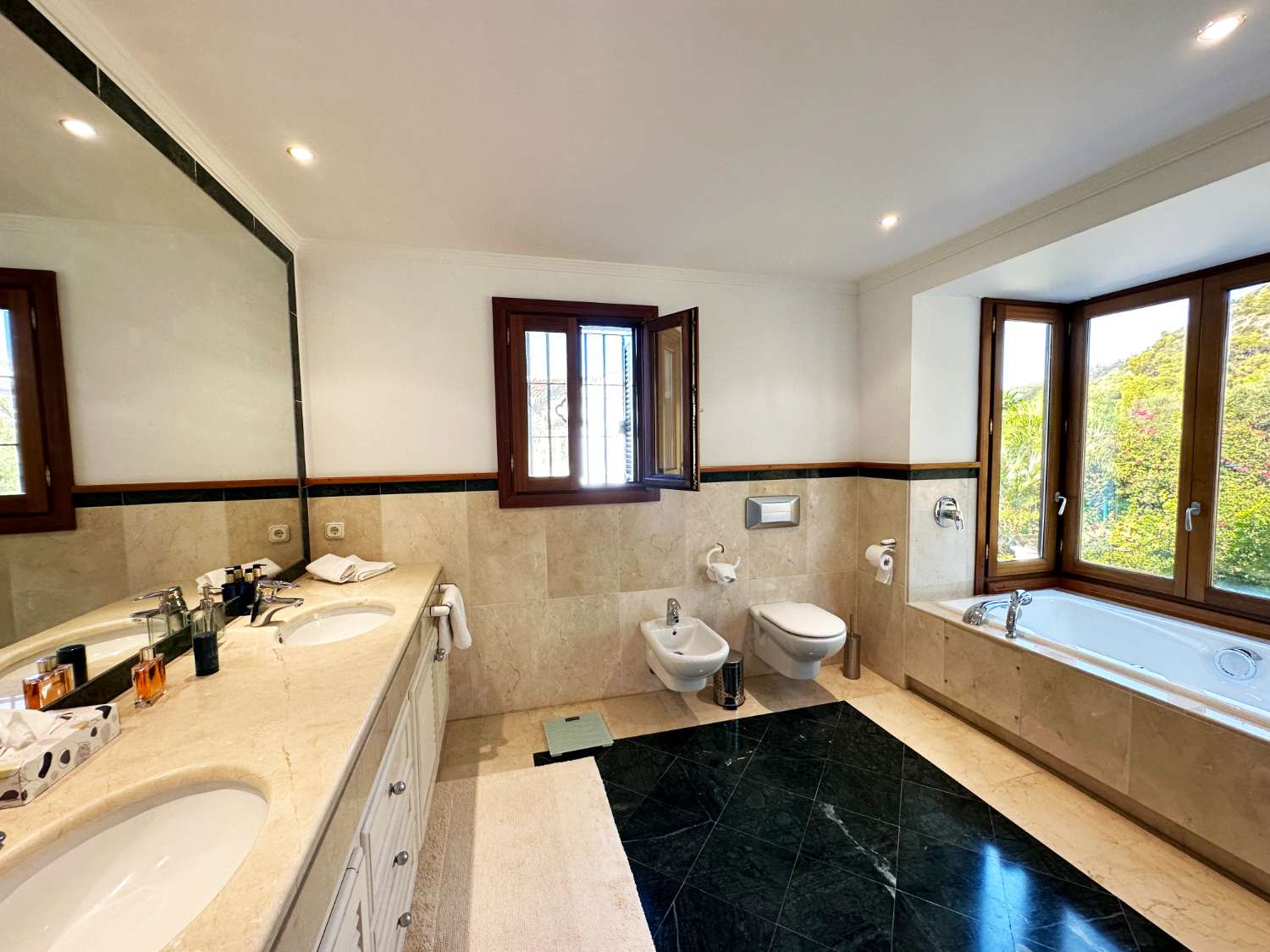 Te koop, villa met 6 slaapkamers in Sierra Blanca, Marbella.  Perceel 2.090 m².