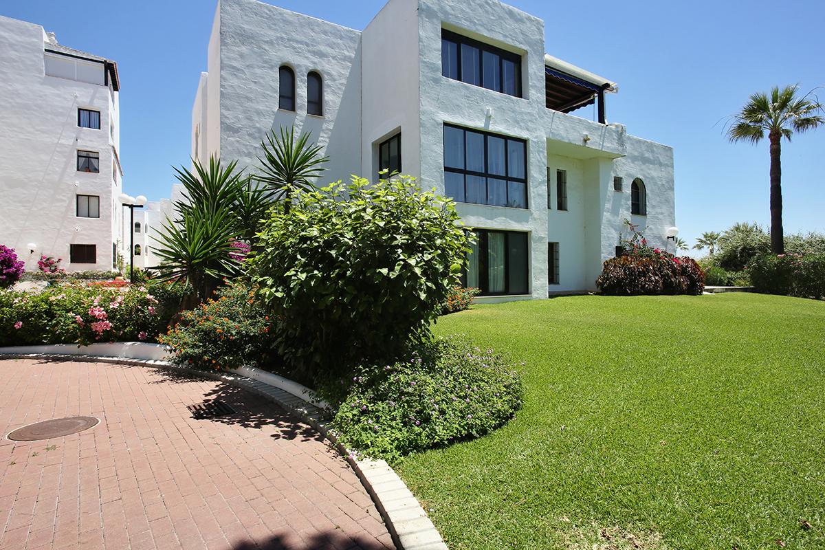 For rent, Ground floor apartment in Playas Del Duque, Puerto Banus. Oceanfront complex.