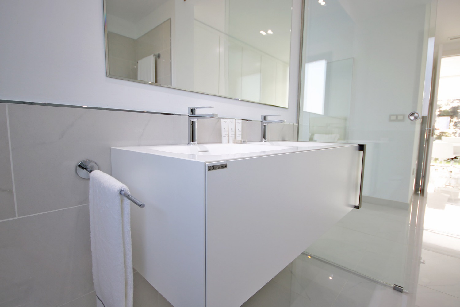 Attico con 4 camere da letto, 3 bagni, 4 garage e 1 ripostiglio.