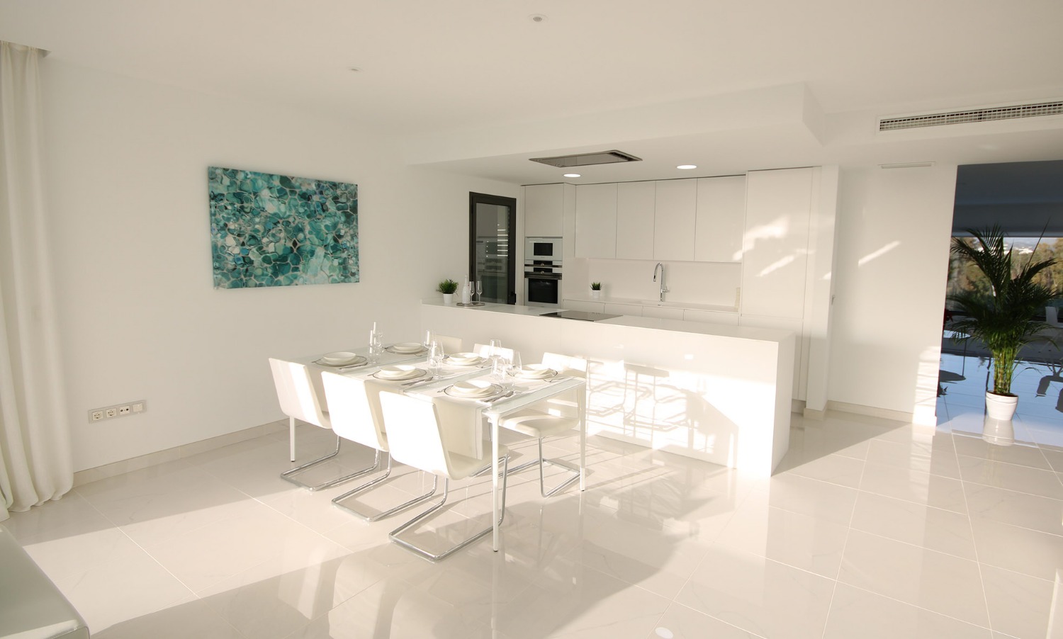 Attico con 4 camere da letto, 3 bagni, 4 garage e 1 ripostiglio.