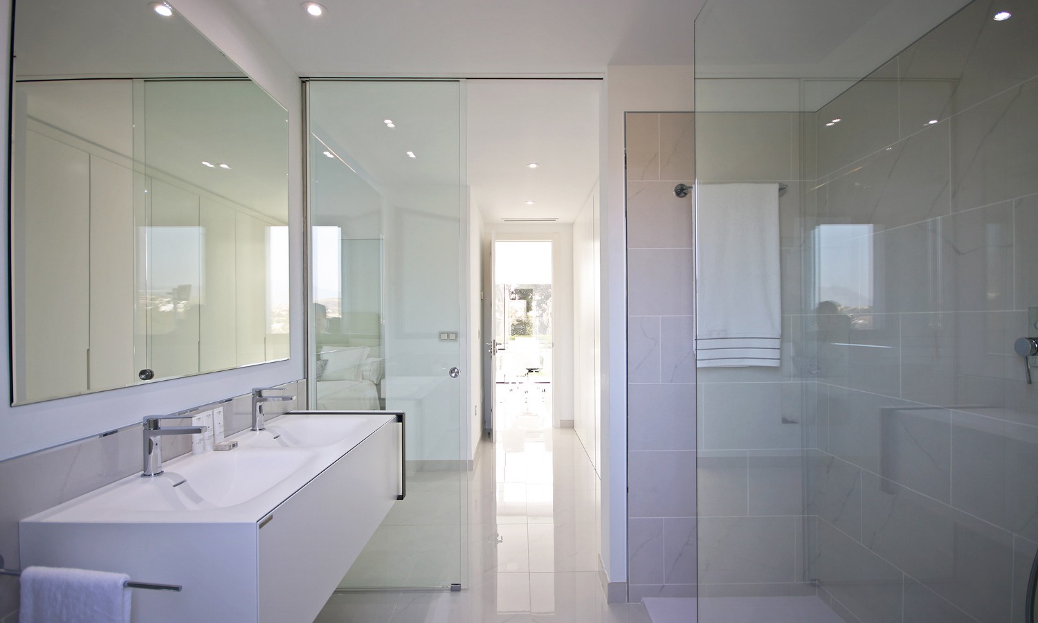 Attico con 4 camere da letto, 3 bagni, 4 garage e 1 ripostiglio.