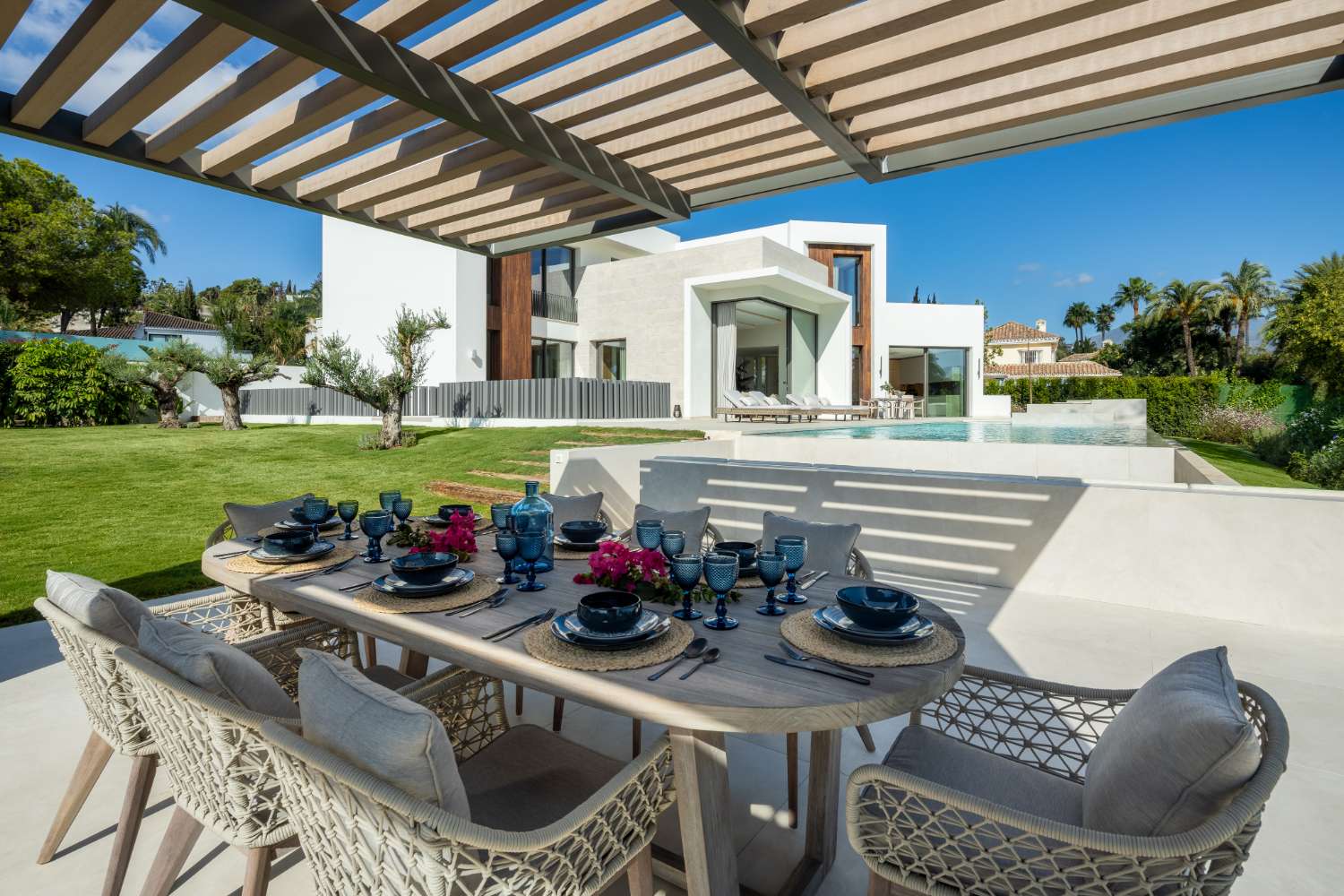 For sale, Frontline Golf Villa in Las Brisas, Nueva Andalucia, Marbella.